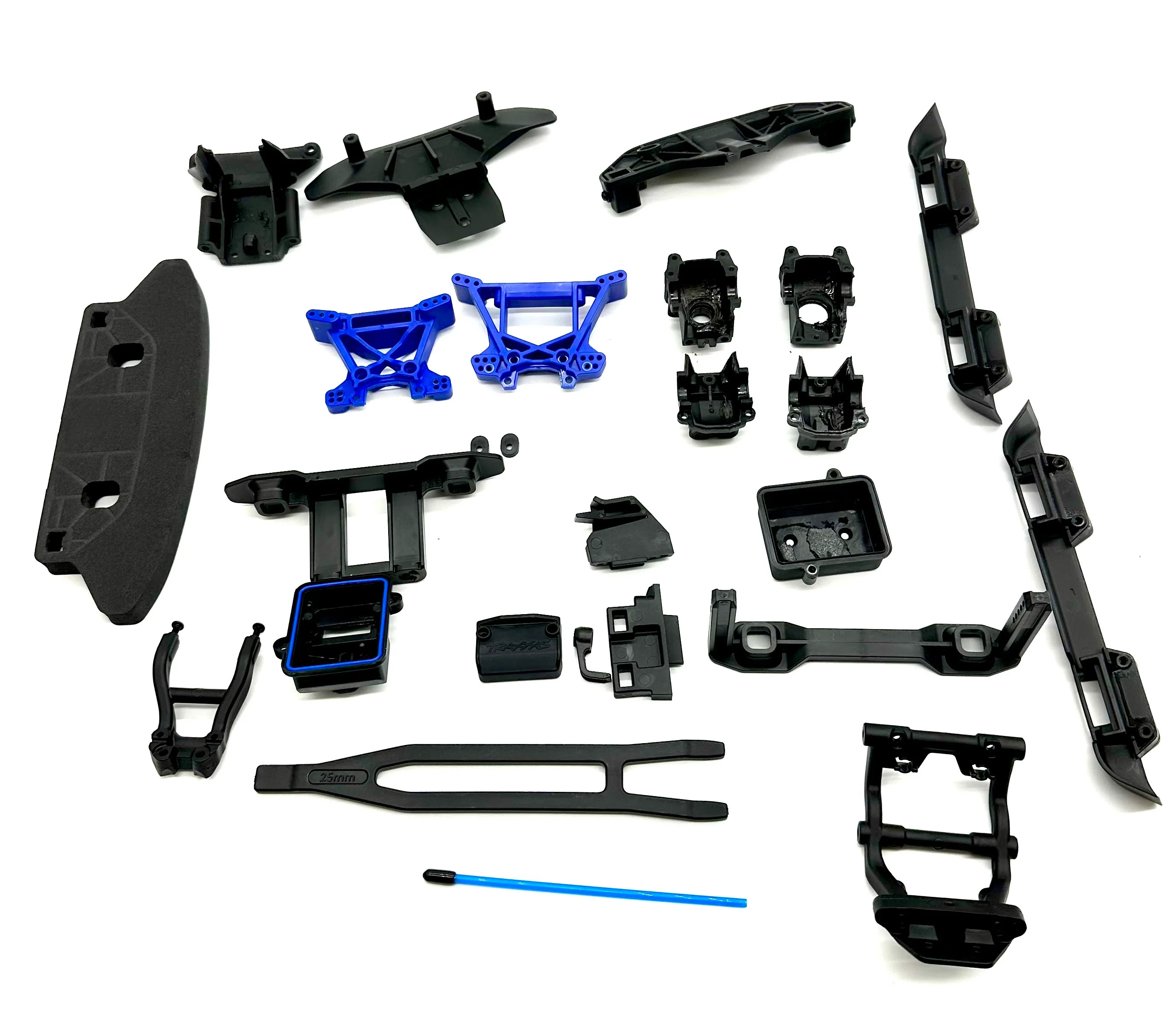 Fiesta 4x4 VXL SHOCK TOWERS BLUE (bumpers, housings, rx box Traxxas 74276-4 - Image 3